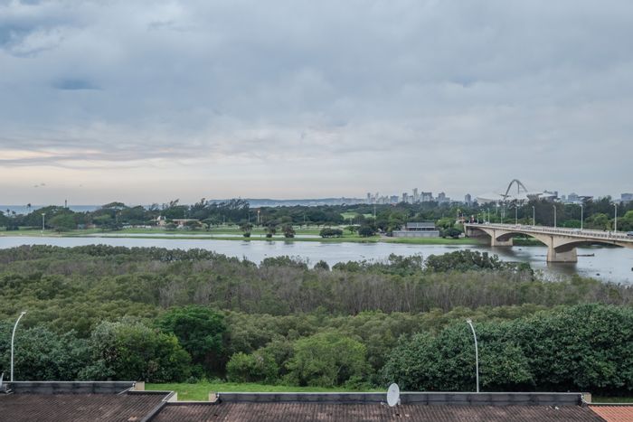 For Sale: Townhouse in Athlone with balcony, river views, and air-conditioned bedrooms.