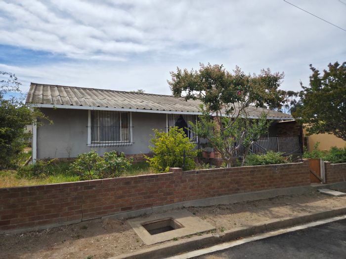 For Sale: House in Tulbagh Central with 3 bedrooms, large yard, and garage.