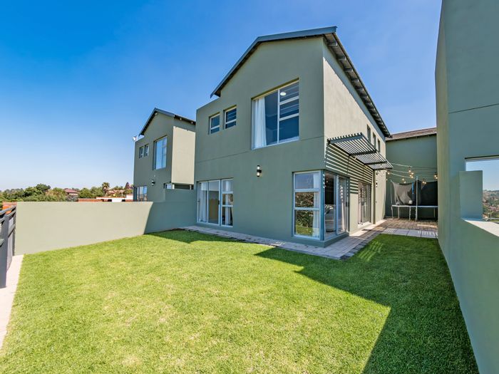 Helderkruin Townhouse For Sale: 3 beds, study, solar panels, double garage.