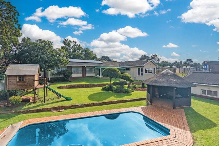 Versatile Florida Hills house with pool, flatlets, and business potential for sale.