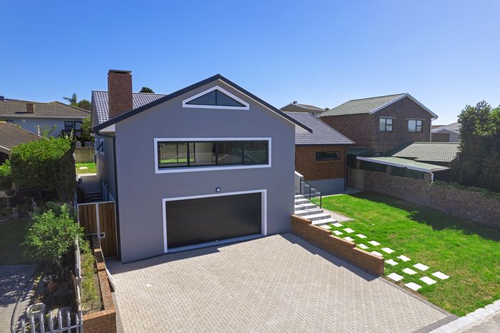 Wavecrest House For Sale: 3 bedrooms, open-plan living, indoor braai, double garage.
