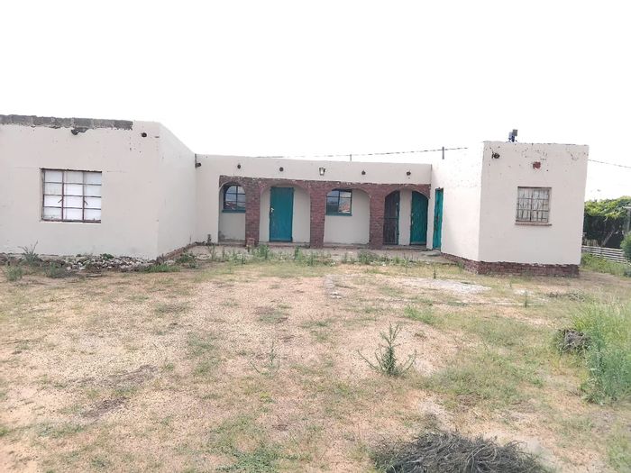 Osizweni House For Sale: 6 rooms, spacious yard, secure fencing, near transport.