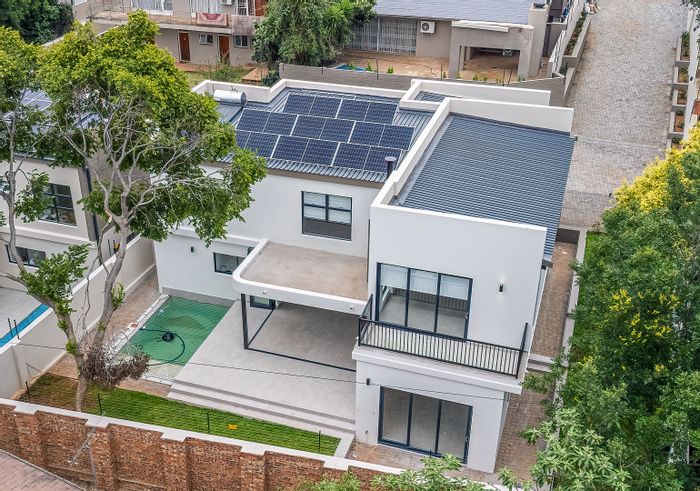 For Sale: House in Lynnwood Glen with 4 en-suite bedrooms, solar system, splash pool.