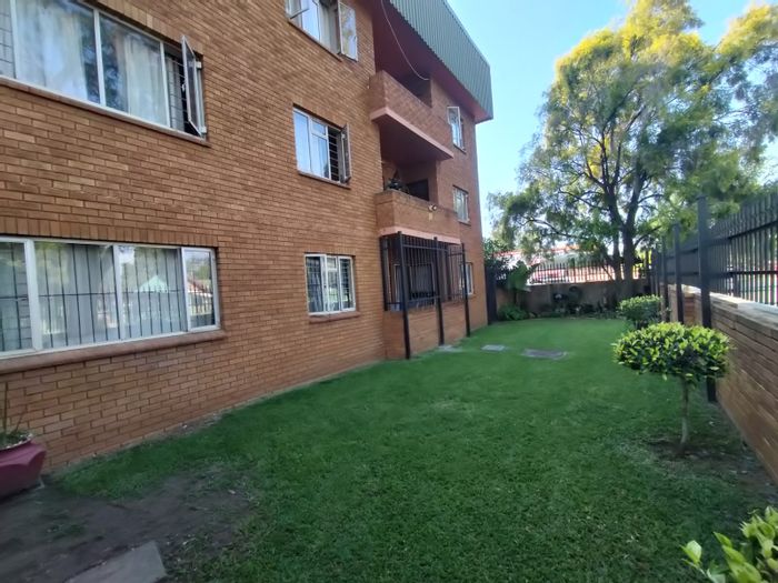 For Sale: 1-Bedroom Flat in Pretoria North, close to amenities and transport.