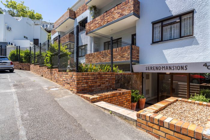Apartment for Sale in Gardens: Renovated studio near Kloof Street amenities and beaches.