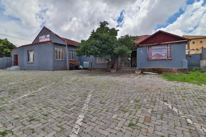 For Sale: Versatile Rosettenville House with Auditorium, Offices, and On-Site Residence.