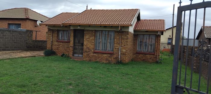 For Sale: House in Kwaguqa Ext 7 with yard space for extensions.