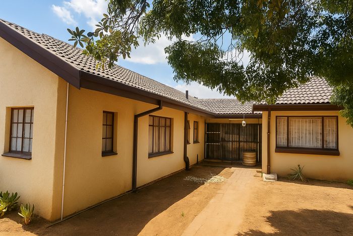Kriel Central House For Sale: Pool, flatlet, double carport, spacious layout.