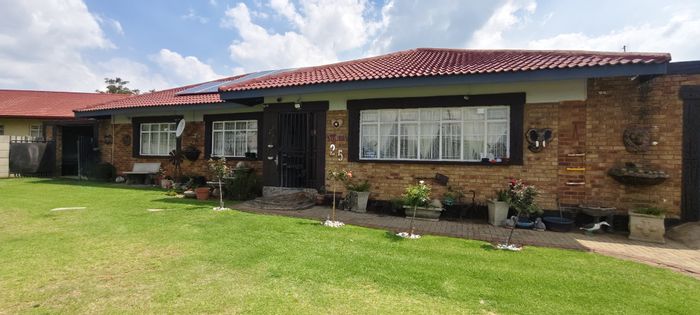Kriel Central House For Sale: Flatlet, pool, solar system, security features included.