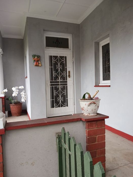 For Sale: Glenwood House with Income Cottage, Air-Conditioning, and Parking for 4.