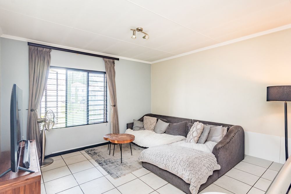 mezzanine lounge and main en-suite