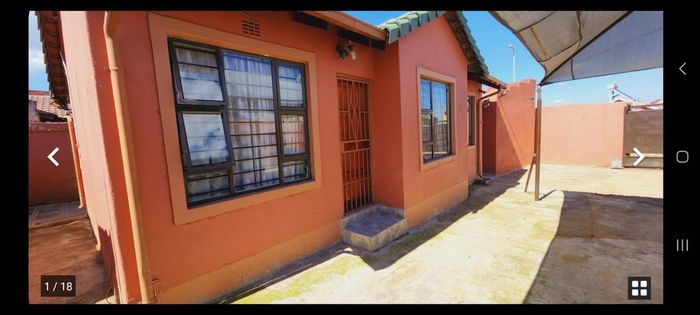 3-bedroom house to rent in Naturena with parking, security cameras, and prepaid electricity.