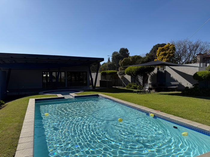 Rynfield Apartment To Rent: 3 beds, private garden, pool, 24-hour security.