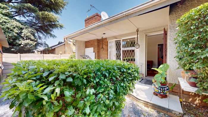 Dinwiddie House For Sale: 3 Bedrooms, garden, flatlet, garage, ample parking.