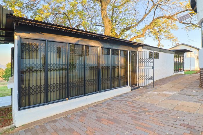 Charming Walkerville Central Cottage for Rent: 1 Bed, Pool, Garden Space.