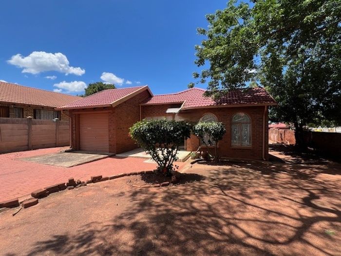 Geelhoutpark House For Sale: 3 Bedrooms, 2 Bathrooms, Spacious Yard, Single Garage.