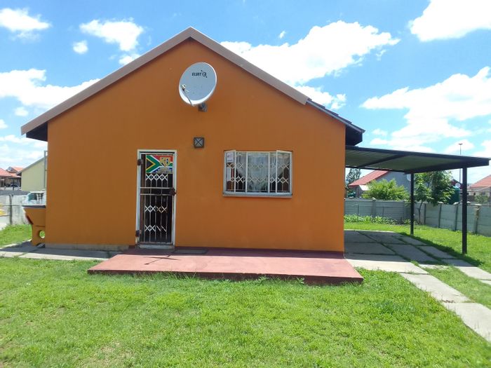 For Sale: House in Freedom Park with spacious yard, 2 bedrooms, and convenient access.
