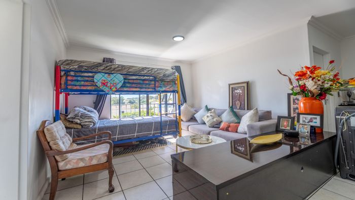 For Sale: 2-Bedroom Apartment in Table View with Secure Parking and Balcony.