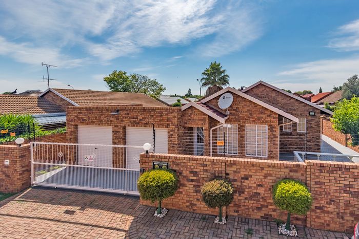 3-Bedroom House For Sale in Helikon Park with secure outdoor space and pet-friendly features.