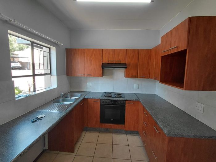 Townhouse To Rent in Noordheuwel: 2 beds, private garden, open-plan living.