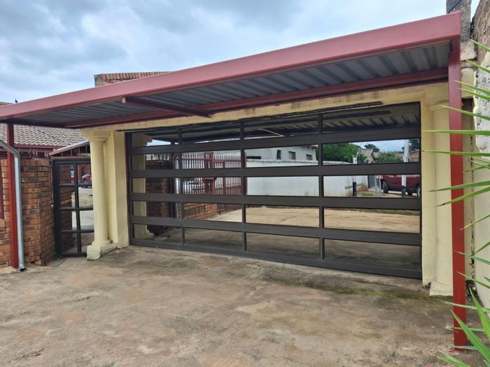 House for Sale in Mamelodi East: 3 bedrooms, bar lounge, extra accommodation room.