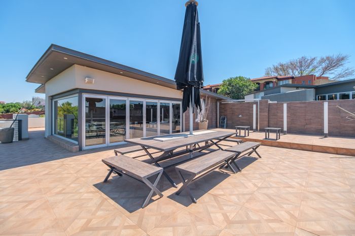 Hurlingham Penthouse For Sale: 3 bedrooms, rooftop terrace, bar, secure parking.