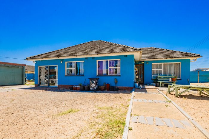 Belmont Park House For Sale: 4 bedrooms, double garage, spacious yard, near schools.