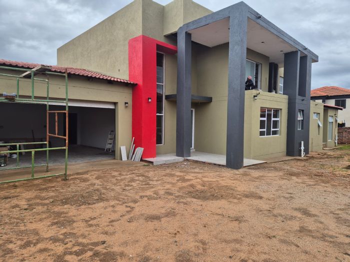 For Sale: Spacious Bendor house with 5 bedrooms, double garage, and customizable layout.