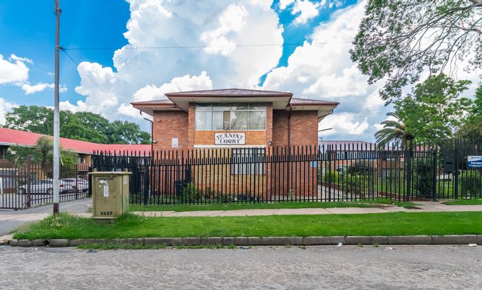 For Sale: 1-Bedroom Apartment in Florida, close to amenities and secure building.