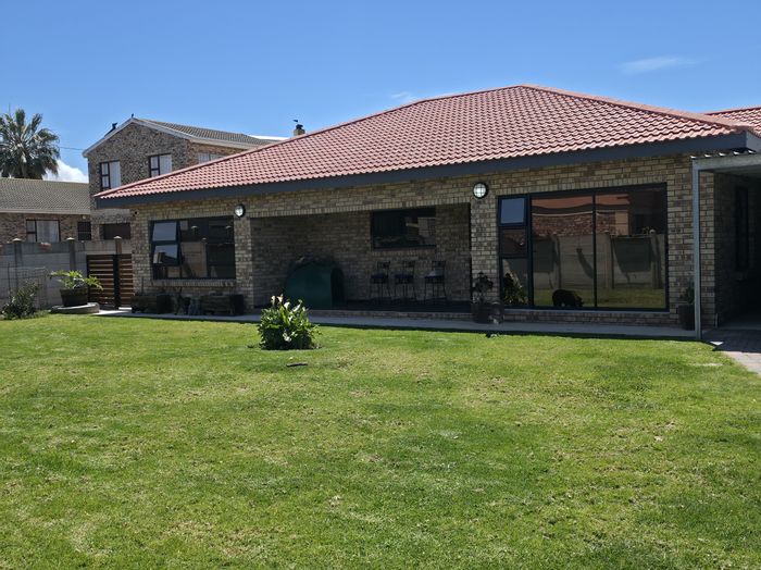 Wavecrest House For Sale: Open-plan living, built-in braai, spacious yard, secure parking.