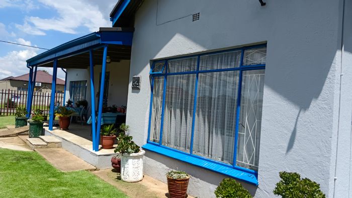 3-Bedroom House in Brakpan Central For Sale - Great Yard, Security, and Storage Options.