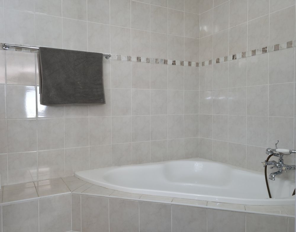 Corner bath in M.E.S.