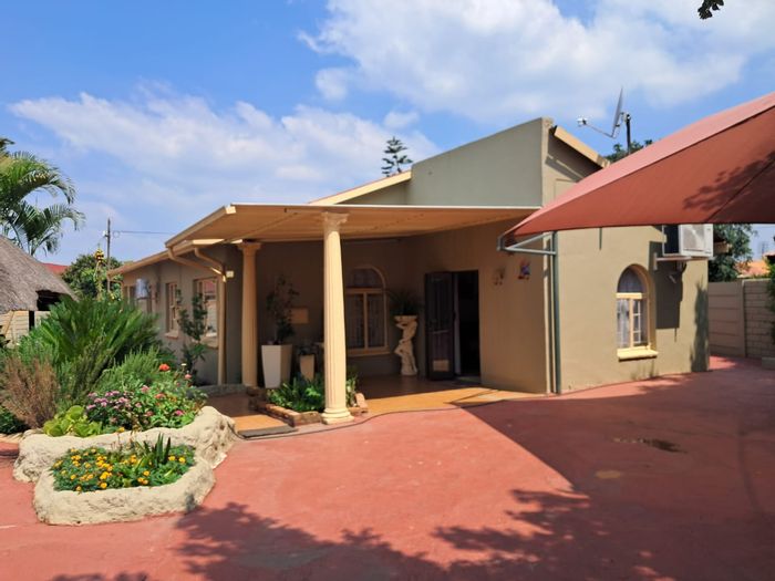 Geelhoutpark House For Sale: 3 beds, flatlet, pool, borehole, secure parking.