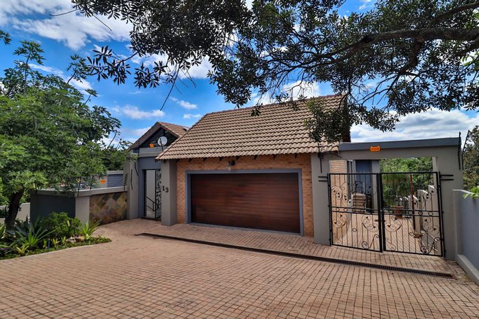 For Sale: Versatile 6-bedroom house in Sonheuwel Ext 1 with dual living spaces.