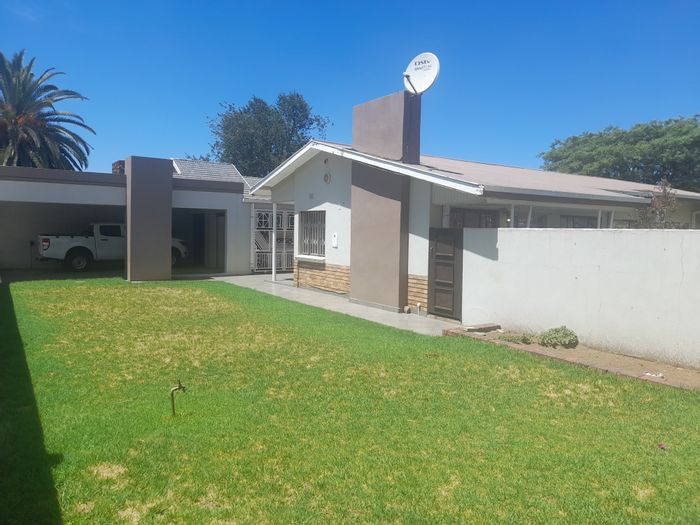 House To Rent in Vanderbijlpark Sw 1: Spacious home with flat, garages, and garden.
