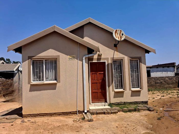 Klarinet House For Sale: 2 bedrooms, large yard, open-plan living, covered parking.