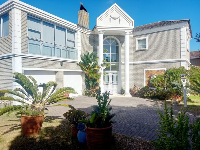 Boggomsbaai House For Sale: Ocean views, solar power, double garage, and sunroom.