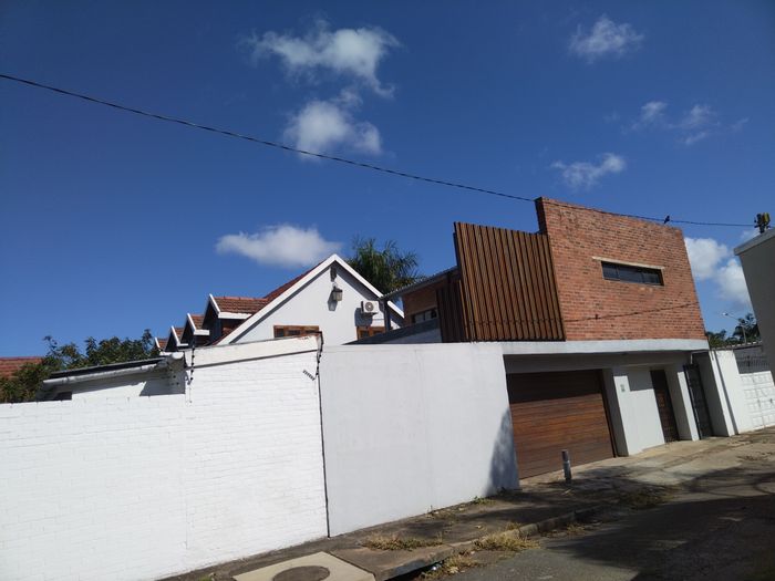 Essenwood House To Rent: 1 Bedroom, prepaid electricity, communal patio, on-street parking.