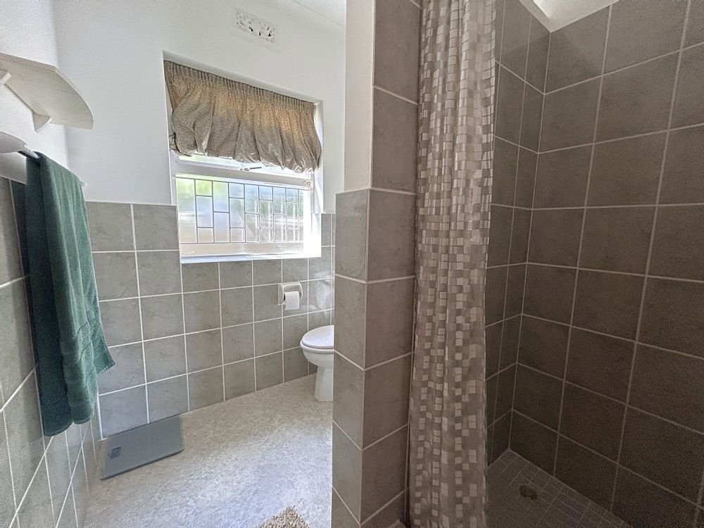 En-suite bathroom to main bedroom