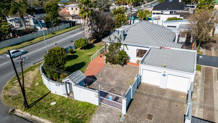 Selborne House For Sale: 3 beds, pool, granny flat, near primary school.