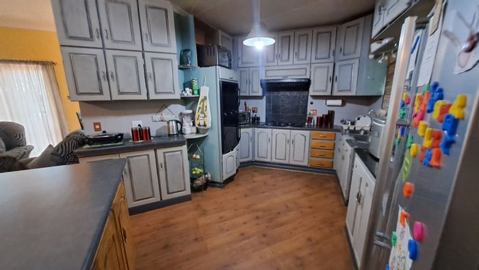 Bergsig House For Sale: 3 Bedrooms, expansive yard, dual lapas, and parking.