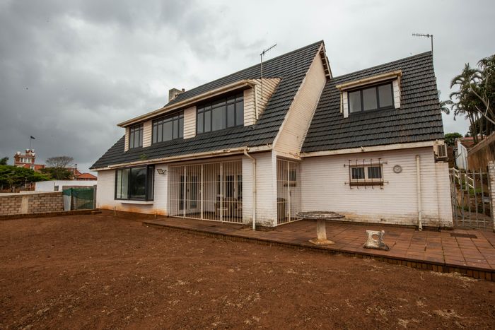 Morningside House For Sale: Expansive 2,700m² estate with sea views and renovation potential.