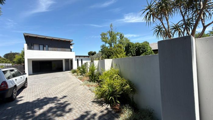 For Sale: Spacious 5-Bedroom House in Elim with Pool and Entertainment Areas.