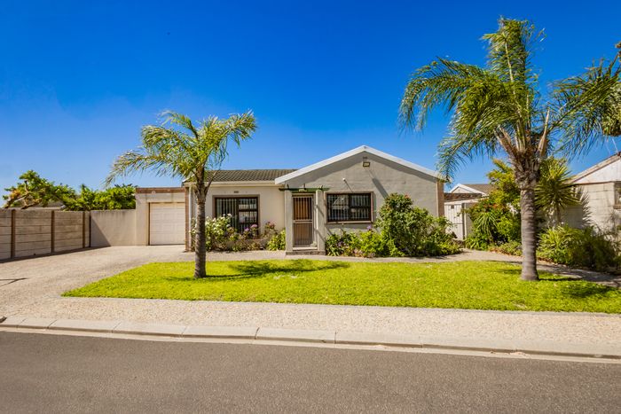 For Sale: House in Bernadino Heights with 3 bedrooms, patio, and landscaped garden.