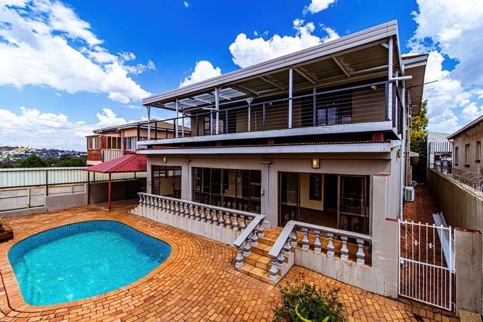 Kensington House For Sale: 7 bedrooms, pool, cottage, ample parking, prime location.