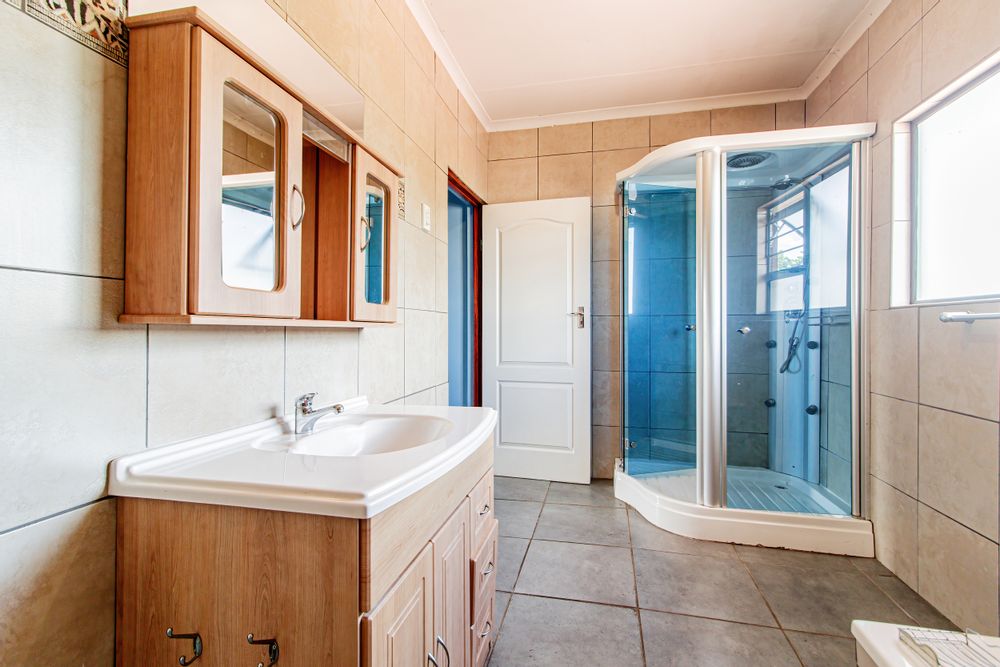 En-suite - Main Bedroom