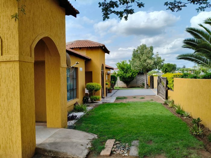 For Sale: Guest House in Monakato with 8 bedrooms, pool, and ample parking.
