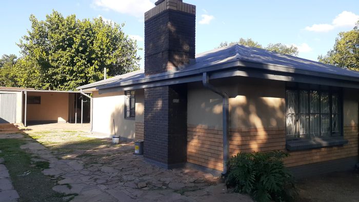 For Sale: House in Vanderbijlpark Cw 5 with 3 bedrooms, lapa, and garden.