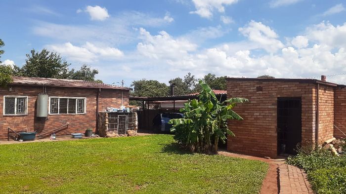 Townhouse For Sale in Vanderbijlpark Central: 2 beds, flatlet, garden, carport.