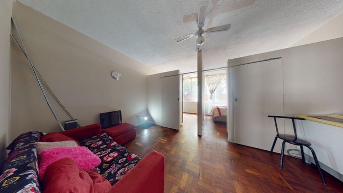 Die Bult Apartment For Sale: 2 bedrooms, walking distance to campus and amenities.